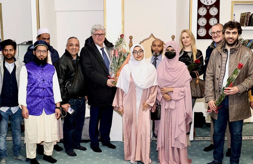 Marco Orioles col sindaco di Udine Alberto Felice De Toni, l'assessore Federico Pirone e il presidente dei Pacifici di Udine Shahdat Hossain alla cena di Ramadan in moschea, 3 aprile 2024